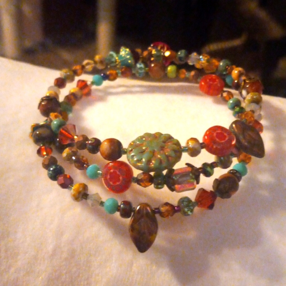 Artisan Pretty Czech natural glass beaded bracelet with crystals on memory wire